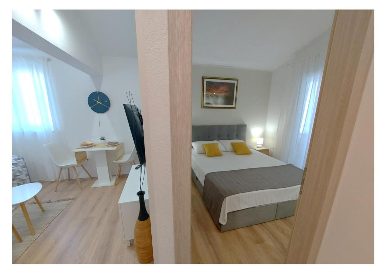 Apartments Fantasia พูลา ภายนอก รูปภาพ